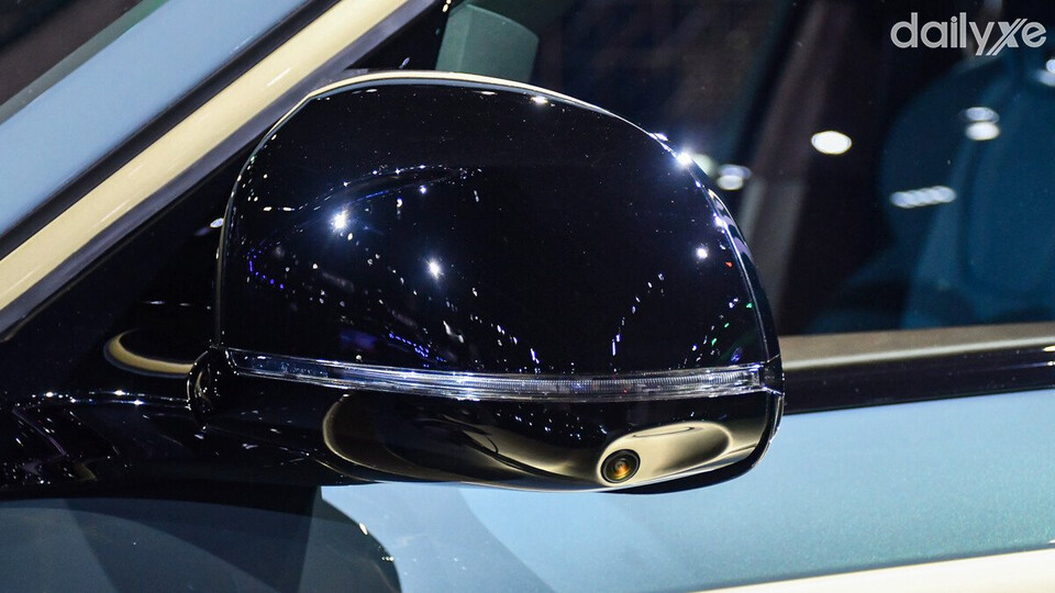 Gương chiếu hậu bên ngoài BMW XM tích hợp nhiều tính năng