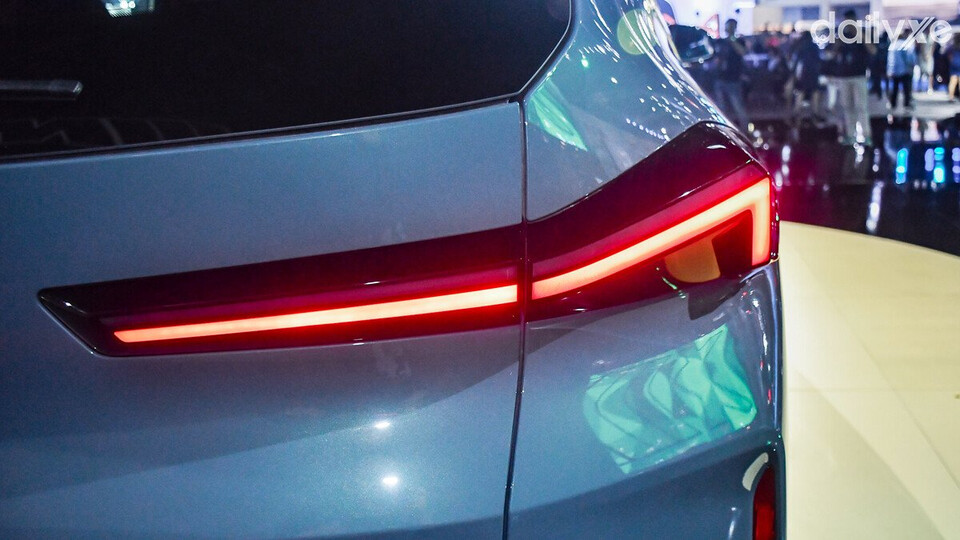 Đèn chiếu hậu BMW XM thanh mảnh