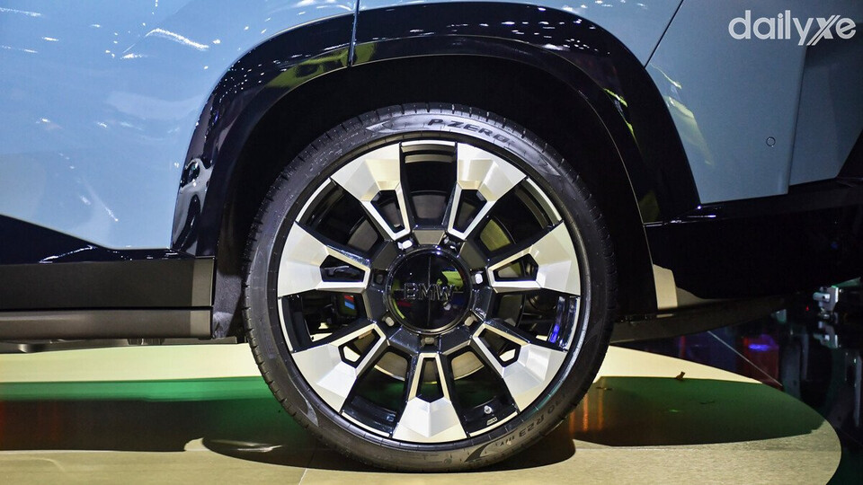 Mâm xe BMW XM mang kiểu dáng 922 M Bicolour