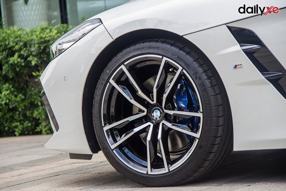 Bộ mâm 17-inches kiểu V-spoke Bộ mâm 17-inches kiểu V-spoke