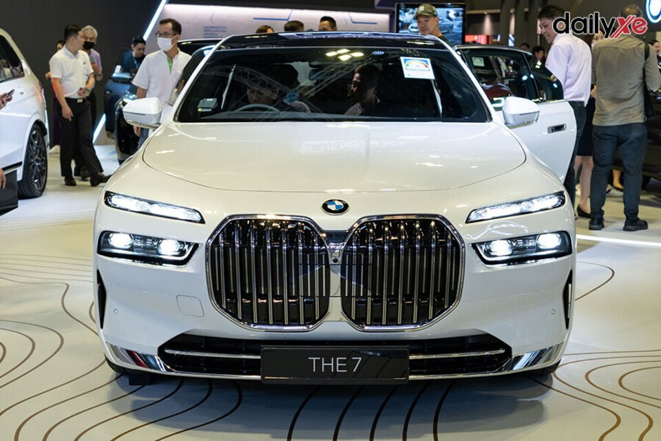 BMW 7 Series màu trắng bắt mắt mọi ánh nhìn