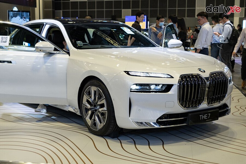 BMW 735i Pure Excellence sự biểu tượng của tương lai