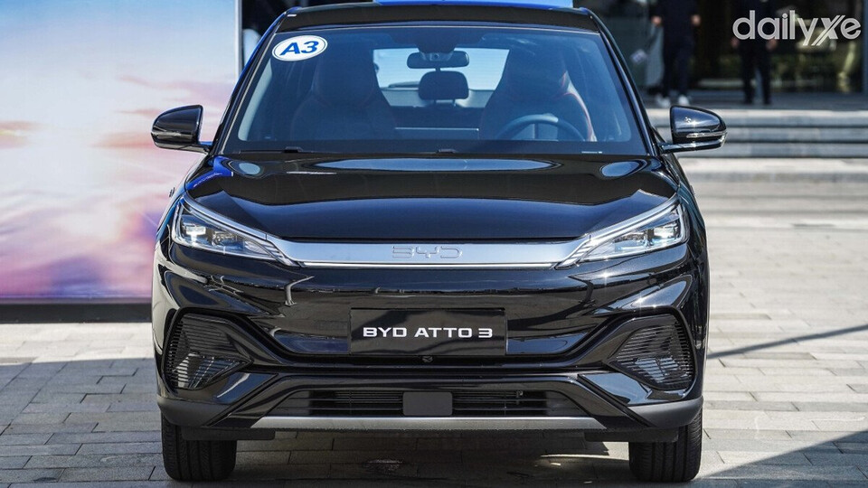 Đầu xe nổi bật với hốc hút gió hai bên sơn đen nổi bật