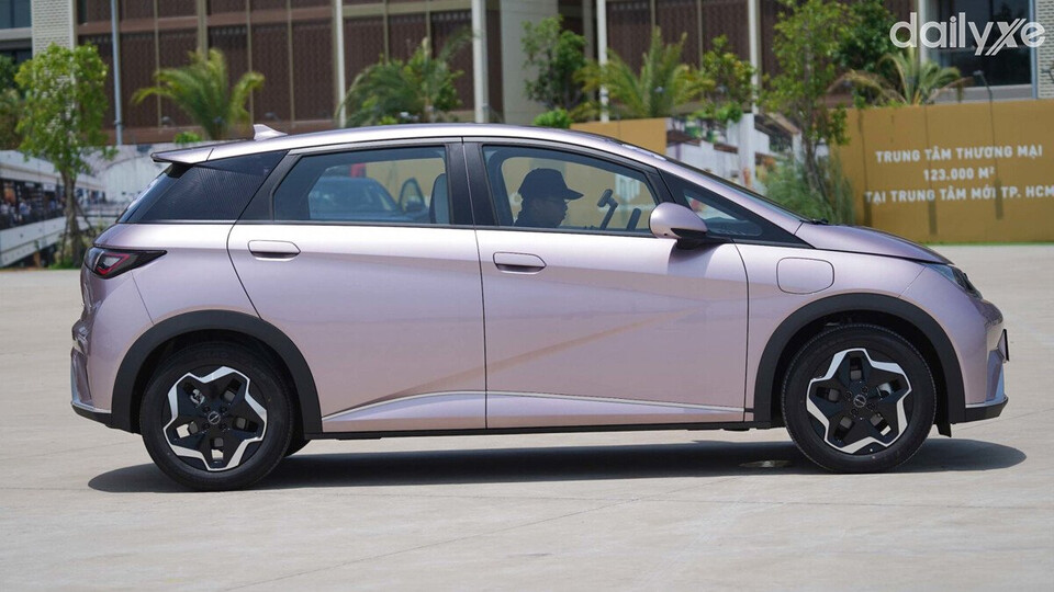 Thân xe khỏe khoắn với nhiều đường gân dập nổi kéo dài