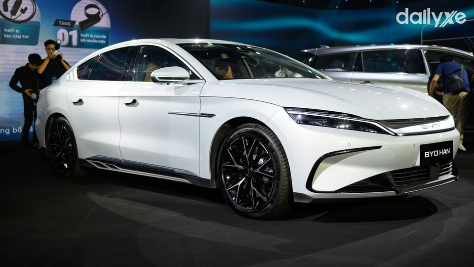 Thân xe mạnh mẽ với các đường gân dập nổi