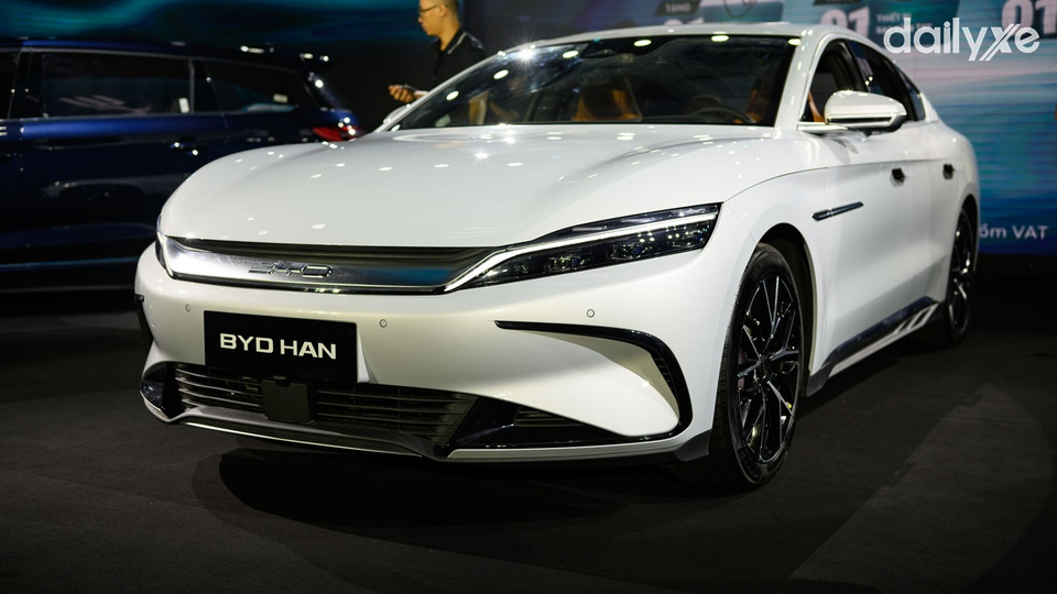 Xế hộp có kích thước tổng thể lớn cùng 3 lựa chọn màu sắc ngoại thất