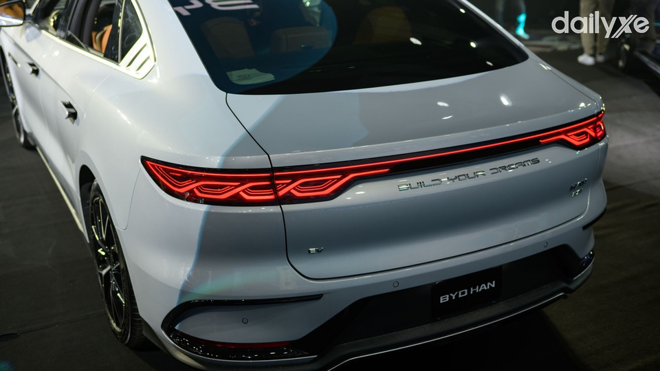 Đuôi xe dòng chữ  Build Your Dreams nổi bật ở trung tâm