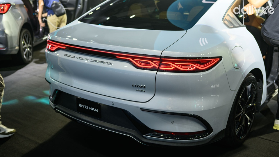 Cụm đèn hậu LED có hình dạng vuốt rồng bắt mắt