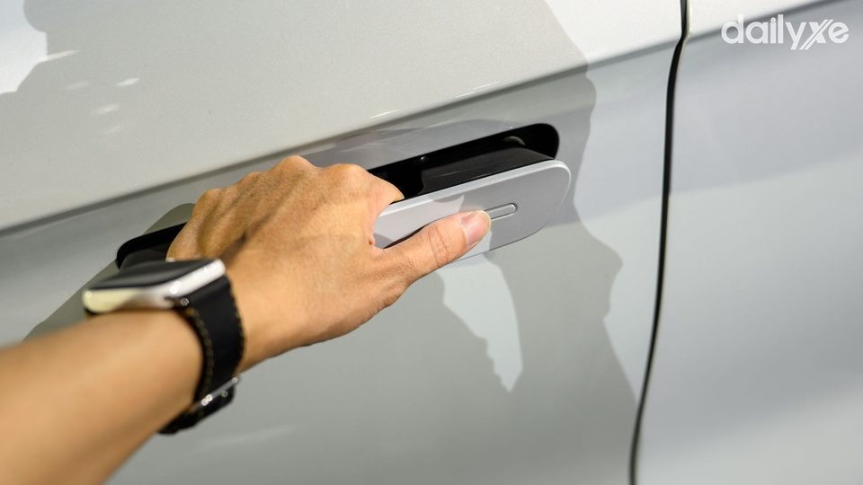 Tay nắm cửa ẩn vào thân xe