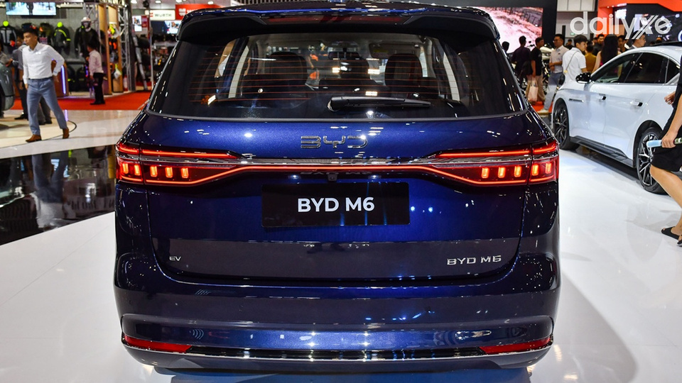 Đuôi xe BYD M6 nổi bật