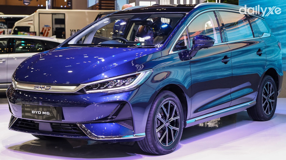 M6 có kích thước lớn cùng 4 lựa chọn màu sắc ngoại thất
