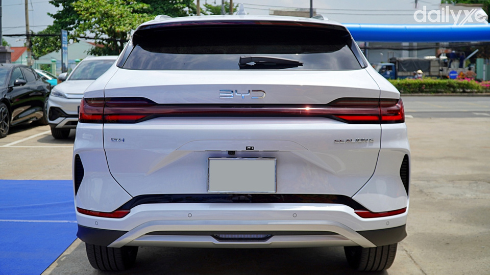 Đuôi xe thiết kế đơn giản nhưng không kém phần tinh tế