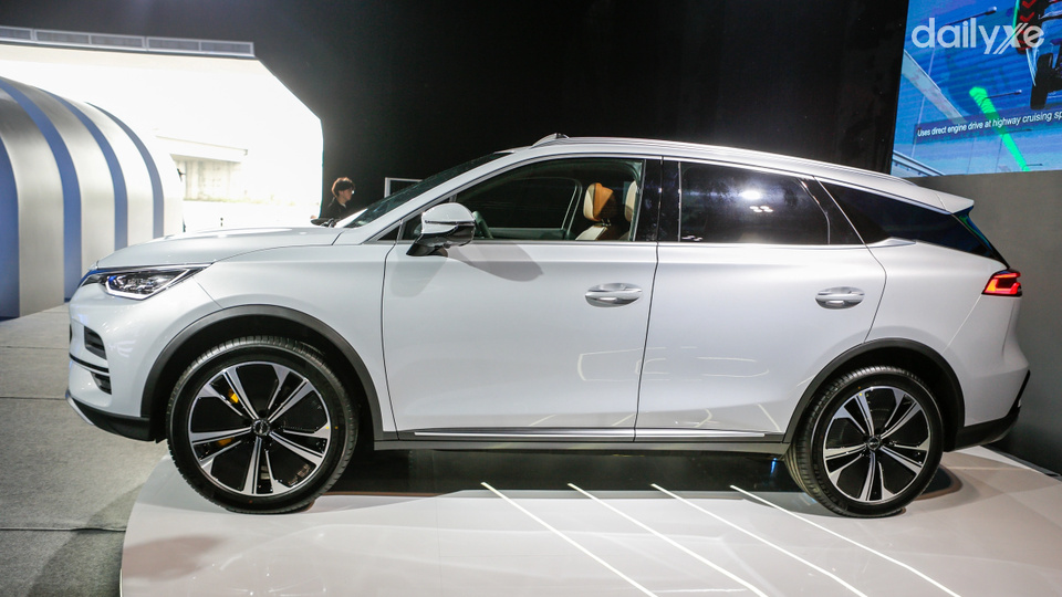 Thân xe nổi bật với đường gân dập nổi kéo dài