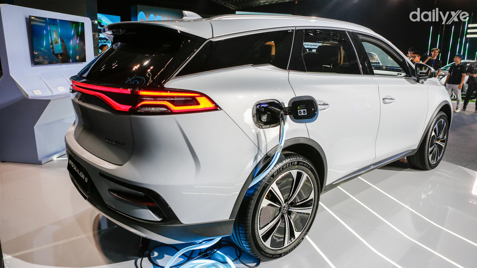 Đèn hậu LED kép mạnh mẽ, nổi bật trong đêm tối