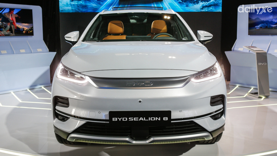Đầu xe gây ấn tượng bằng thanh ngang màu bạc in nổi logo BYD