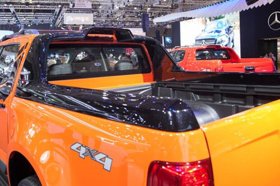 Thanh trang trí thùng sau xe màu đen mang lại vẻ phong trần cá tính đặc biệt cho Colorado Storm Thanh trang trí thùng sau xe màu đen mang lại vẻ phong trần cá tính đặc biệt cho Colorado Storm