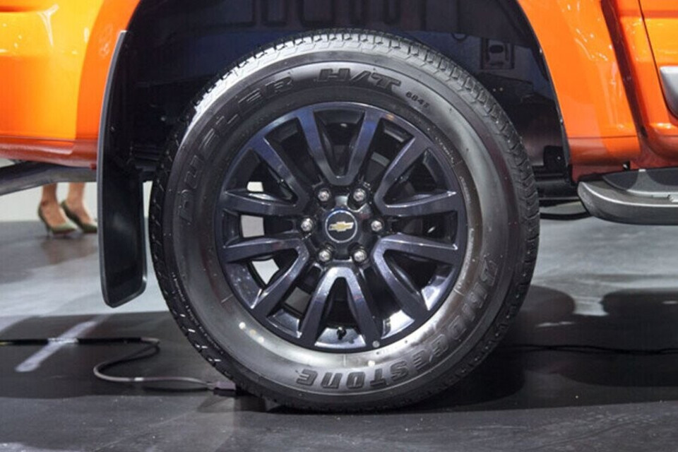 Mâm xe 18-inch cá tính màu đen, đậm chất thể thao Mâm xe 18-inch cá tính màu đen, đậm chất thể thao