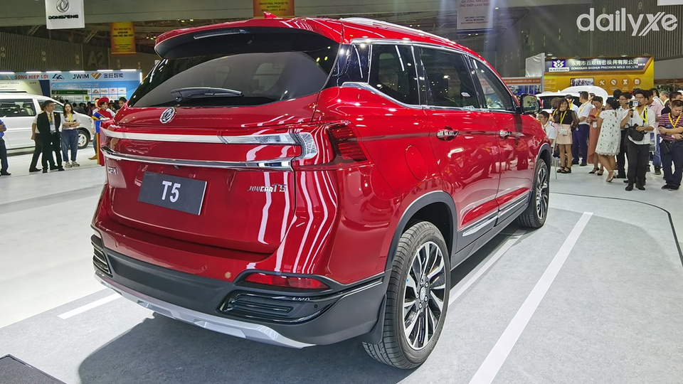 Đuôi xe thiết kế đơn giản nhưng tinh tế