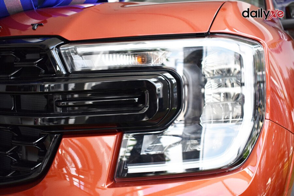 Everest được trang bị cụm đèn pha HID