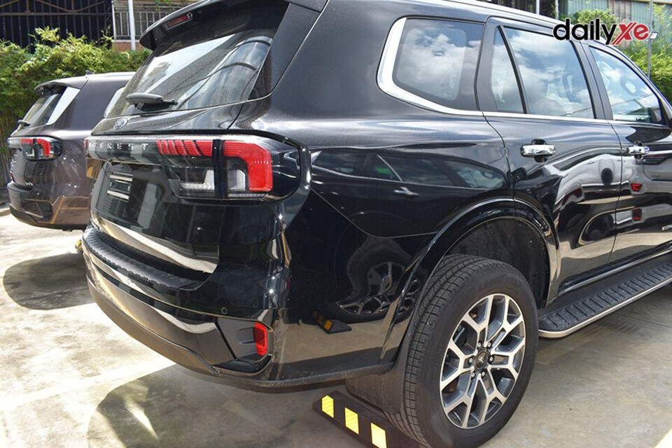 Đường gân dập nổi chạy dọc thân xe tạo cơ bắp