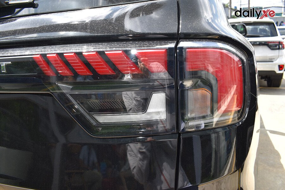 Cụm đèn hậu nỗi bật