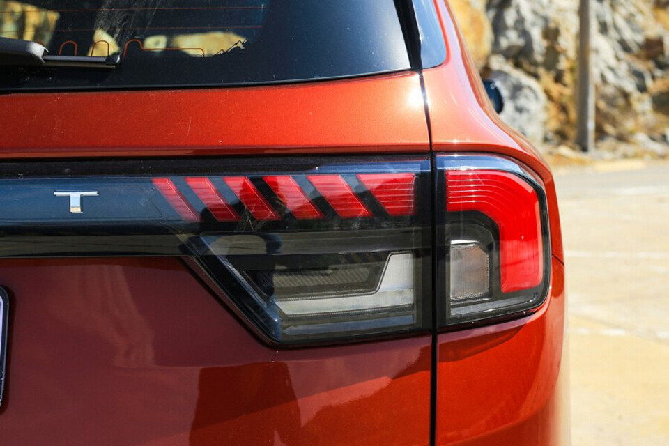 Cụm đèn hậu nỗi bật