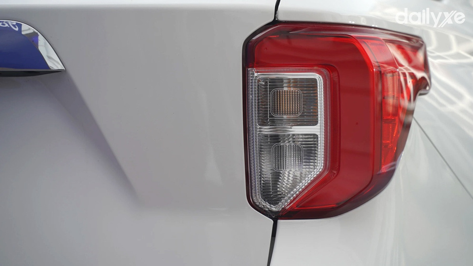 Cụm đèn hậu LED hình chữ C nổi bật hai bên góc