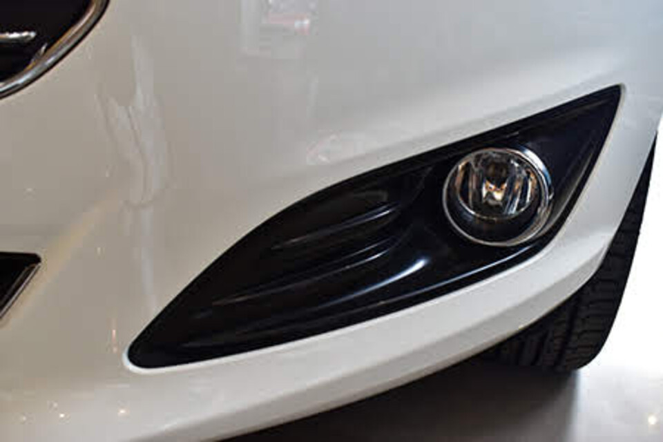 Đèn sương mù và hốc gió viền crôm Đèn sương mù và hốc gió viền crôm