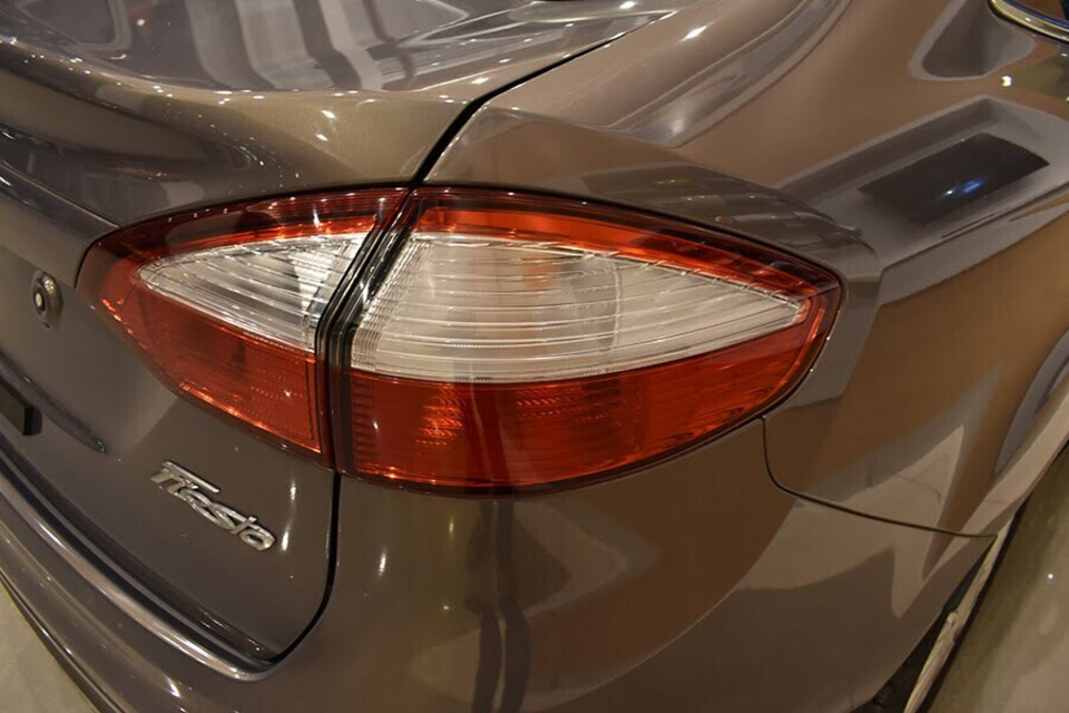 Cụm đèn hậu của Fiesta Sedan kéo dài Cụm đèn hậu của Fiesta Sedan kéo dài