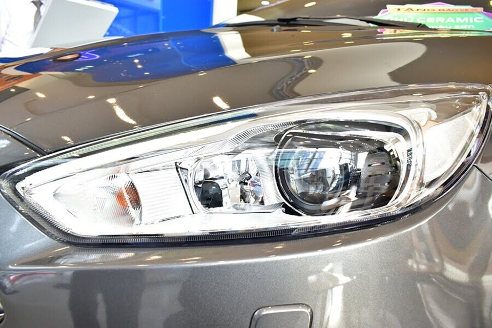 Đèn pha HID Bi-Xenon giúp quan sát rõ hơn khi di chuyển điều kiện thiếu ánh sáng Đèn pha HID Bi-Xenon giúp quan sát rõ hơn khi di chuyển điều kiện thiếu ánh sáng