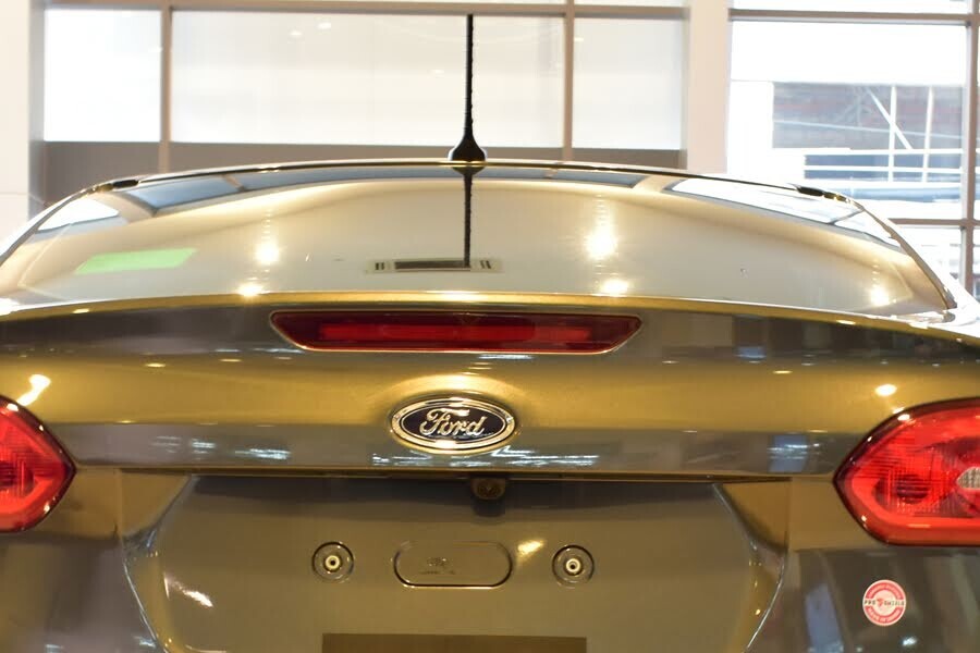 Đèn phanh trên cao của xe có gắn dải đèn LED giúp nâng cao độ an toàn