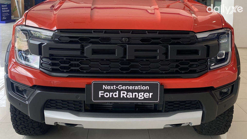 Dòng chữ FORD ở trung tâm lưới tản nhiệt