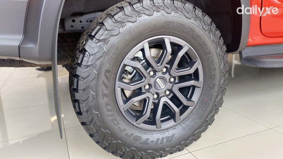 Xe được trang bị bộ mâm 17 inch cùng lốp BFGoodRich All-Terrain K02 hiệu năng cao