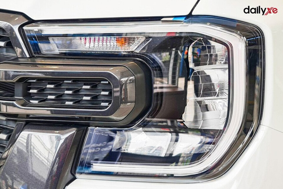 Cụm đèn LED hình chữ C đậm chất Built Ford