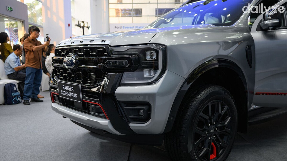 Cụm đèn chiếu sáng Ford Ranger Stormtrak sử dụng công nghệ tiên tiến