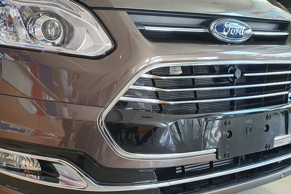 Đầu xe Tourneo nổi bật với lưới tản nhiệt đa giác Đầu xe Tourneo nổi bật với lưới tản nhiệt đa giác