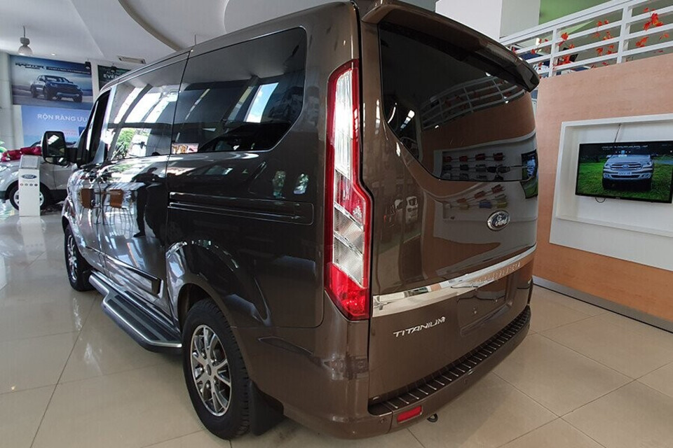 Đuôi xe thiết kế sang trọng Đuôi xe thiết kế sang trọng