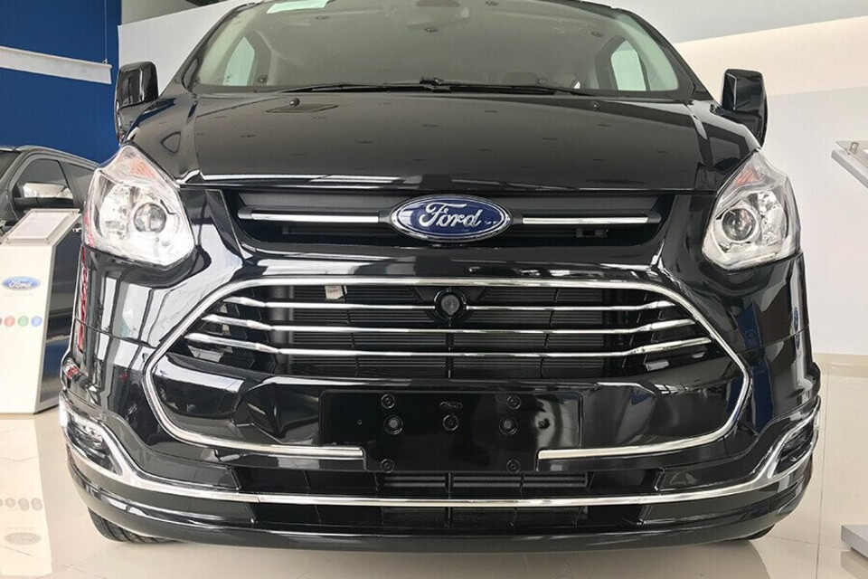 Đầu xe Tourneo nổi bật với lưới tản nhiệt đa giác Đầu xe Tourneo nổi bật với lưới tản nhiệt đa giác