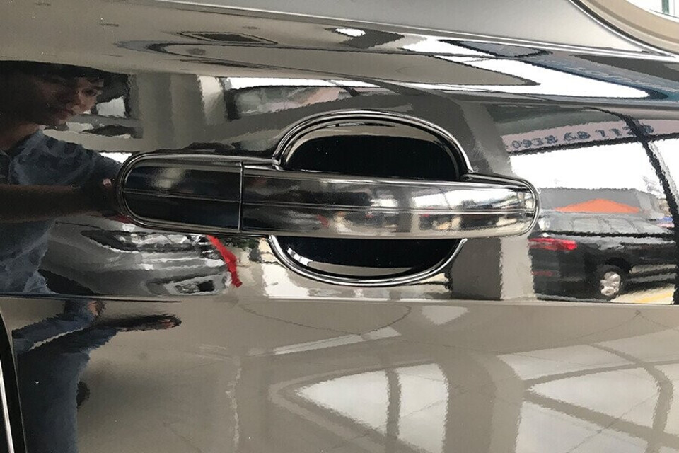 Thiết kế tay nắm cửa cùng màu thân xe Thiết kế tay nắm cửa cùng màu thân xe