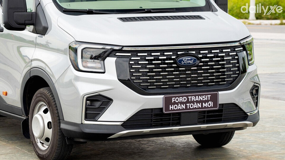 Lưới tản nhiệt được mạ chrome sang trọng cùng các chi tiết sơn đen cá tính