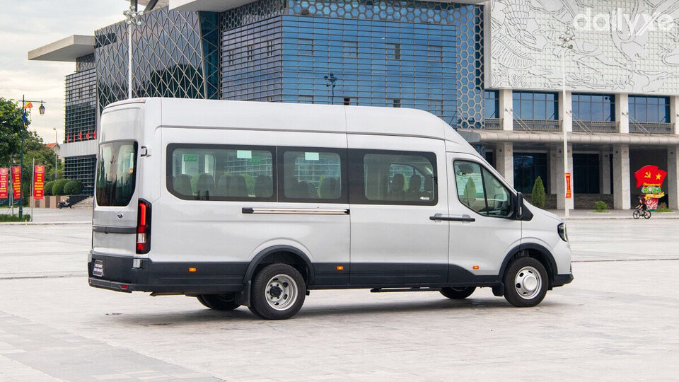 hân xe nổi bật với đường nét vuốt dọc