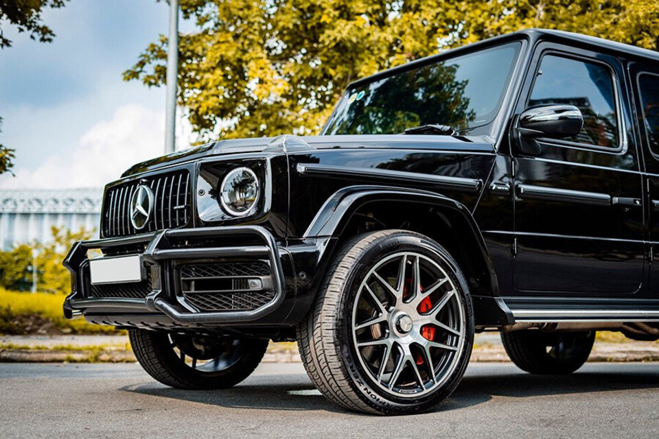 Đầu xe sở hữu các đường nét góc cạnh, bề mặt lớn