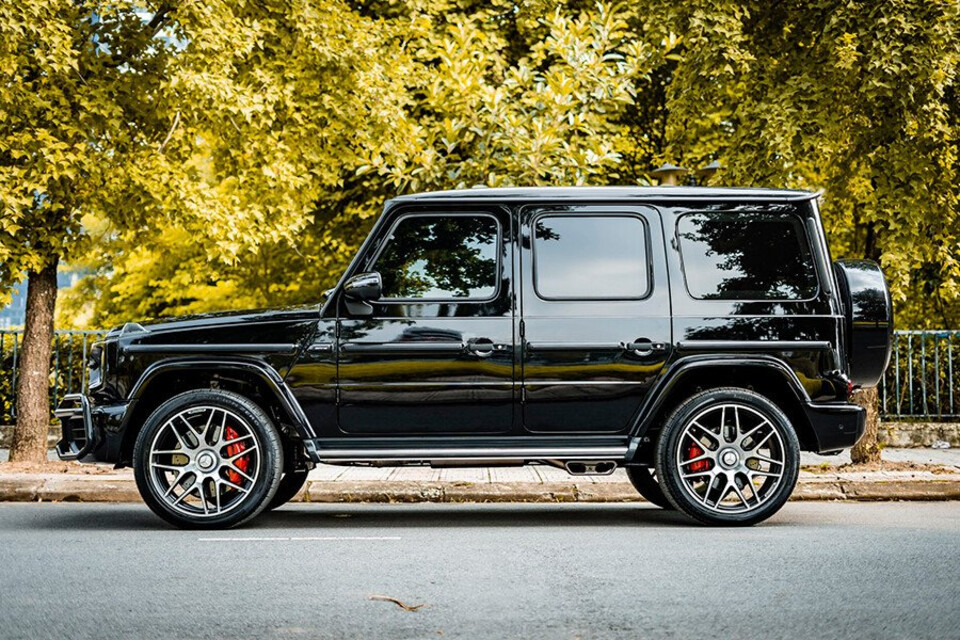 Thân xe Mercedes G-Class nổi bật với các đường gân thẳng tắp chạy dọc