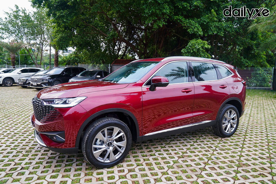 Thân xe có kiểu dáng uốn lượn, vòng eo thon gọn hai bên