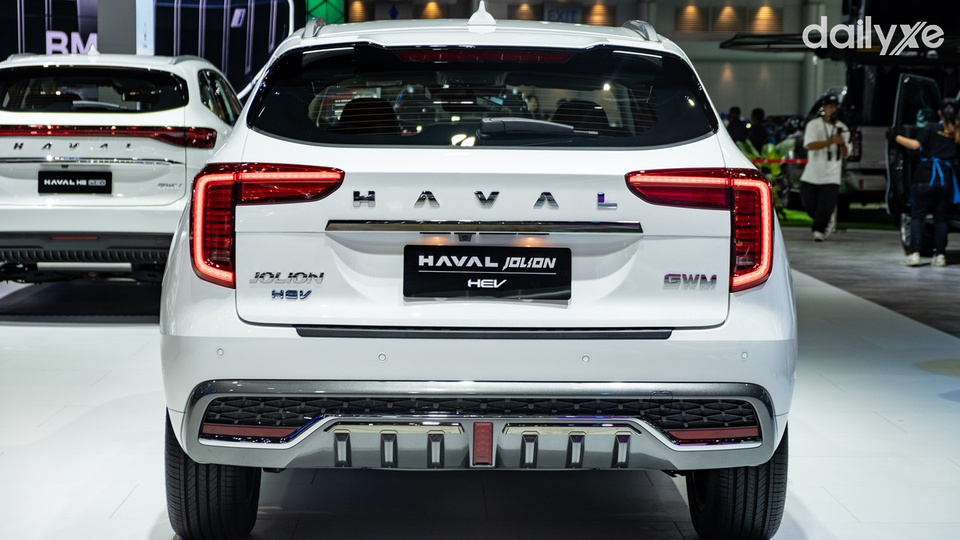 Đuôi xe nổi bật bởi cụm đèn hậu hình chữ L