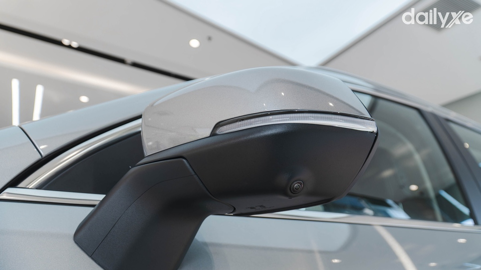 Gương chiếu hậu tích hợp nhiều chức năng điều khiển