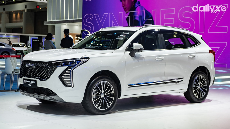 Các đường gân dập nổi chạy dài hết thân xe