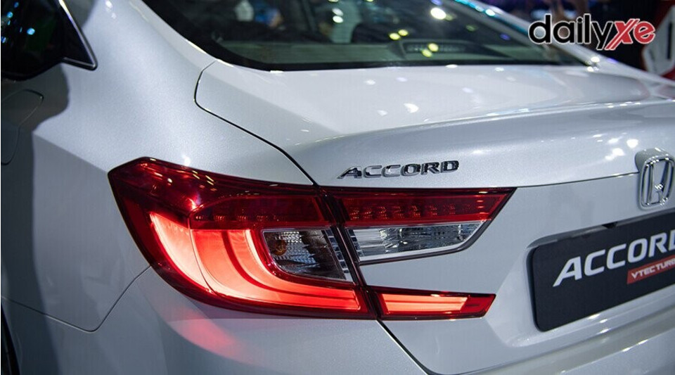 Cụm đèn hậu thiết kế sang trọng Cụm đèn hậu thiết kế sang trọng