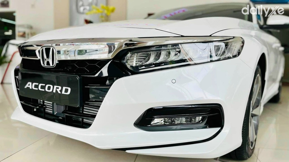 Cụm đèn trước hiện đại với điểm nhấn là dải đèn LED