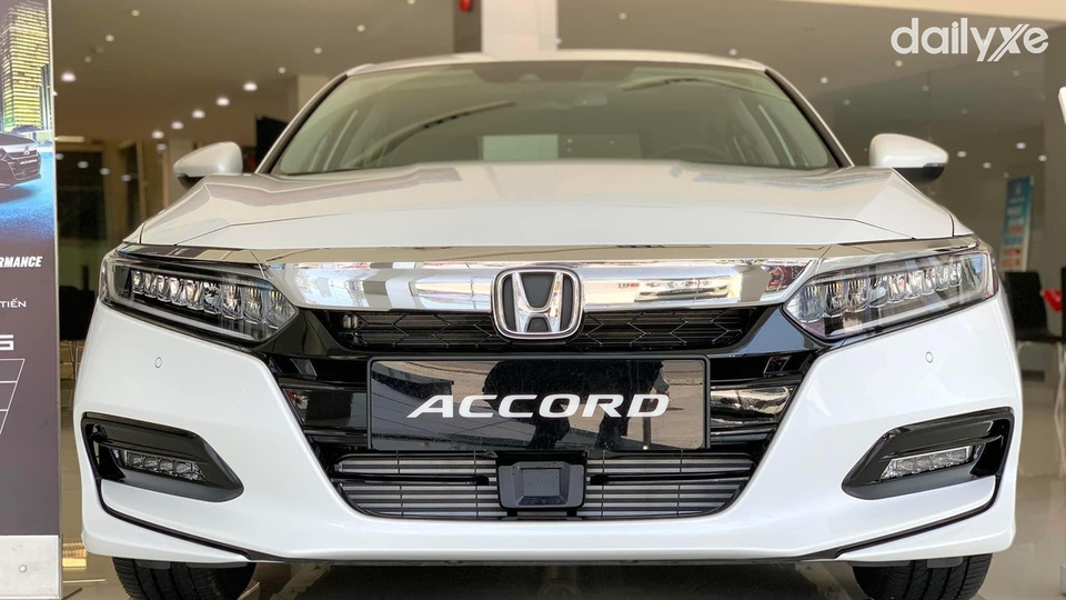 Mặt trước với thanh crôm kéo dài, liền mạch với cụm đèn trước tạo nên hình ảnh sang trọng tinh tế